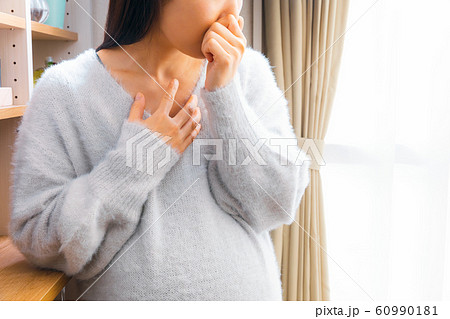 鼻をつまむ妊婦 匂いつわり 後期つわり 60990181