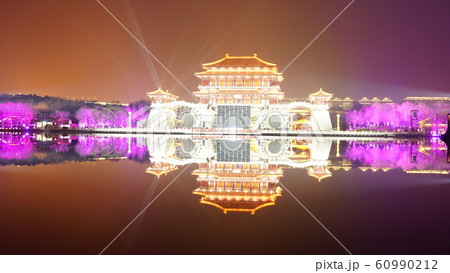 中国　西安　大雁塔　広場　夜景 60990212