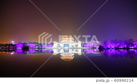 中国　西安　大雁塔　広場　夜景 60990214