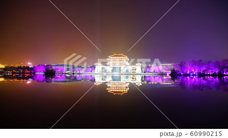 中国　西安　大雁塔　広場　夜景 60990215