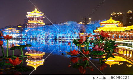 中国　西安　大雁塔　広場　夜景 60990222