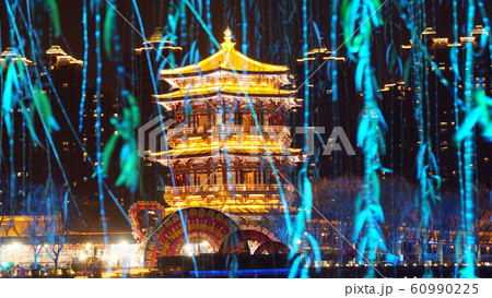 中国　西安　大雁塔　広場　夜景 60990225