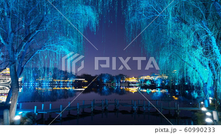 中国 西安 大雁塔 広場 夜景 中国 西安 大雁塔 広場 夜景 60990233