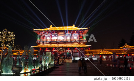 中国　西安　大雁塔　広場　夜景 60990235