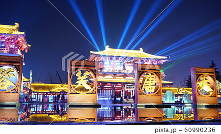 中国　西安　大雁塔　広場　夜景 60990236