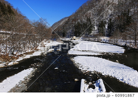 日本の冬　檜枝岐村　伊南川の雪景色　長道橋 60991867
