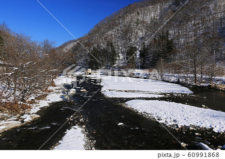 日本の冬 檜枝岐村 伊南川の雪景色 長道橋より 日本の冬 檜枝岐村 伊南川の雪景色 長道橋より 60991868