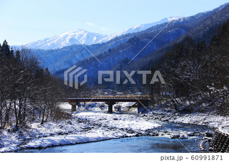 日本の冬 檜枝岐村 伊南川の雪景色 長道橋より会津駒ヶ岳を望む 日本の冬 檜枝岐村 伊南川の雪景色 長道橋より会津駒ヶ岳を望む 60991871
