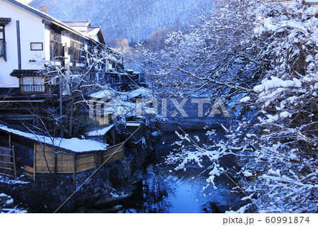日本の冬　奥会津　湯西川温泉の雪景色　 60991874