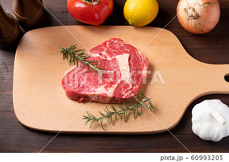 牛肩ロース肉 60993205