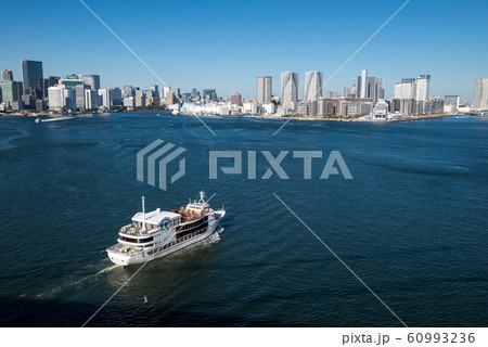 船と晴海方面の風景 船と晴海方面の風景 60993236