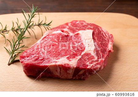 牛肩ロース肉 60993616