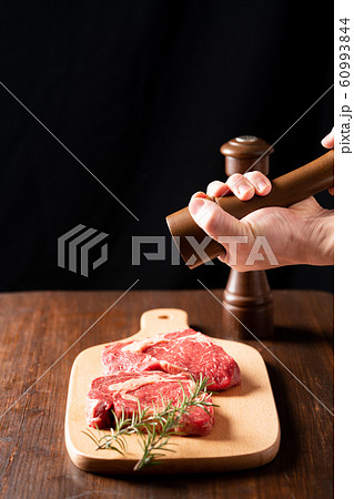 牛肉に胡椒をふりかける 牛肉に胡椒をふりかける 60993844