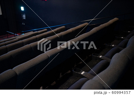 誰もいない映画館劇場の座席 60994357