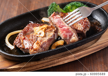 牛肩ロースステーキ 60995689