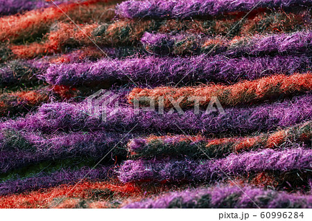 赤と紫と紺の毛糸のテクスチャ パターン 赤と紫と紺の毛糸のテクスチャ パターン 60996284