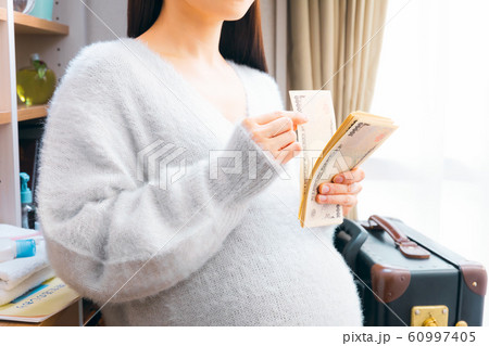 お金を数える妊婦 入院 出産 費用の写真素材