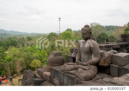 ボロブドゥール寺院遺跡の仏像 61000197