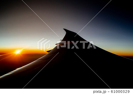 飛行機から見る日の入り 飛行機から見る日の入り 61000329