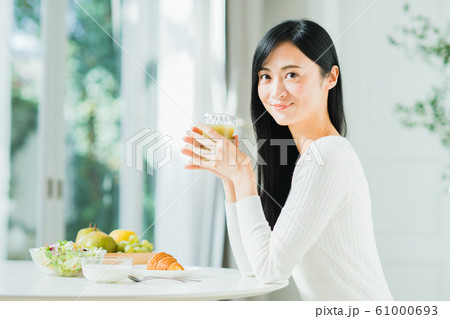 若い女性(朝食) 若い女性(朝食) 61000693