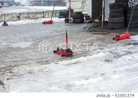 Red jack on tire service in winter. 61001374