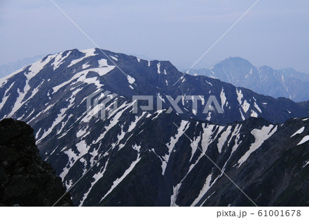 北岳山頂から 間ノ岳稜線越しに塩見岳を望む 北岳山頂から 間ノ岳稜線越しに塩見岳を望む 61001678