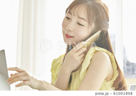 ビジネスウーマン 若い女性 ドレス 61001808