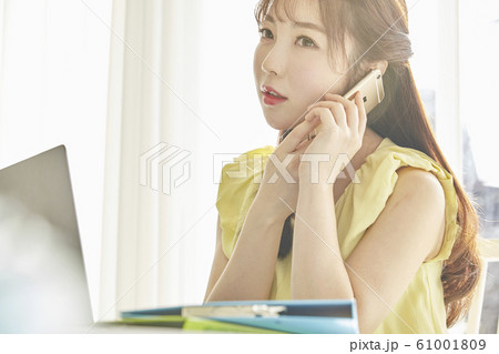 ビジネスウーマン 若い女性 ドレス 61001809