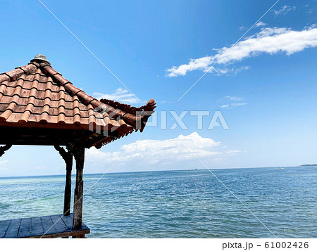 インドネシア　バリ島　ヌサドゥアの海と小さな小屋 61002426