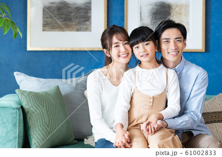若い家族 61002833