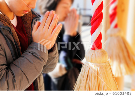 初詣のお参り 61003405