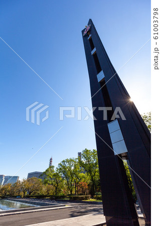 国会前 憲政記念公園の時計塔 縦斜めアオリ 太陽光をサイドに受け桜田門警視庁本部ビルが背景にある の写真素材
