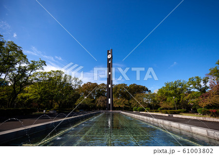 国会前 憲政記念公園の時計塔 （横位置、順光、青空バック、噴水の池が前景） 61003802