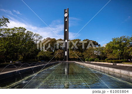 国会前 憲政記念公園の時計塔 （横位置、順光、青空バック、噴水の池が前景） 61003804