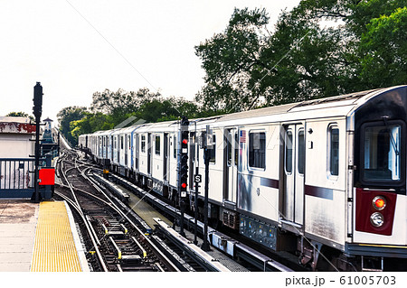 Train arriving at Mets - Willets Point train 61005703