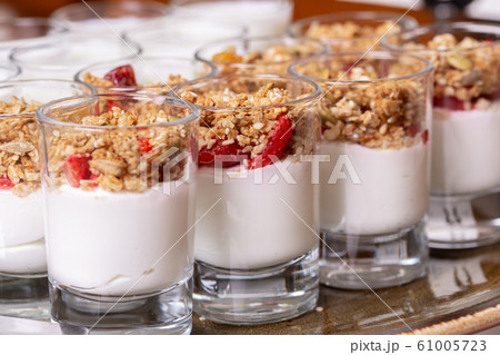 Yogurt with fresh berries and mouls with nuts 61005723