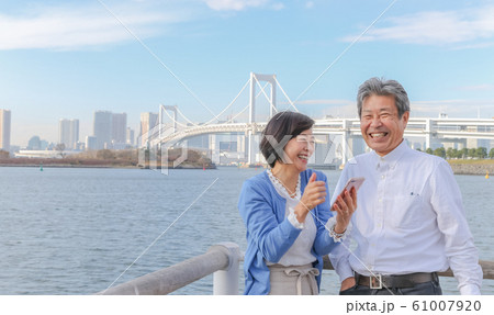 レインボーブリッジバックで仲のいいシニア夫婦 愛らしい姿はとても素敵。 61007920