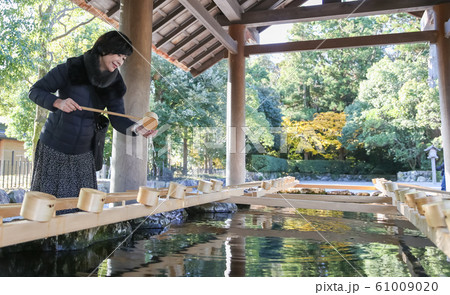 （手水編）外人旅行者向けの神社参拝、お参りマニュアル（手水編）です 61009020