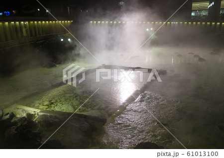 草津温泉観光、夜の湯畑源泉 61013100