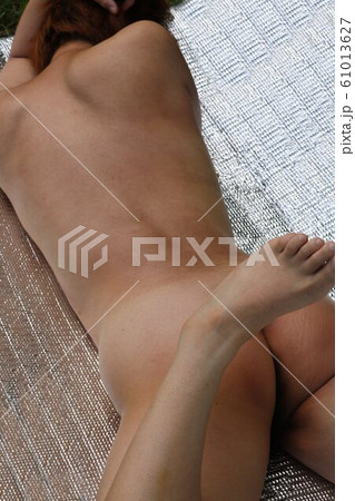 うつ伏せ 裸 全裸美女のうつ伏せヌードは最高なエロ画像 - 性癖エロ画像 センギリ