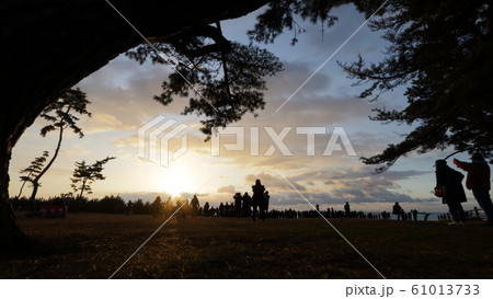 気仙沼市岩井崎の初日の出の様子 気仙沼市岩井崎の初日の出の様子 61013733