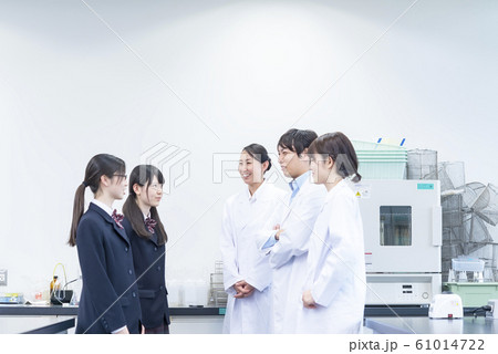 研究所の社会科見学　研究者に質問する女子高校生 61014722