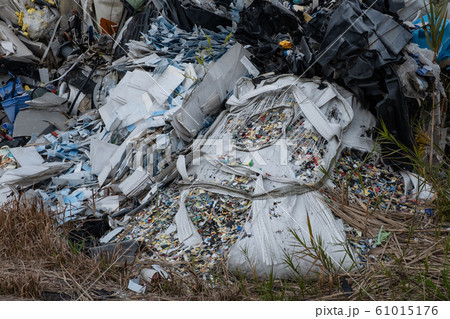大量の産業廃棄物 ごみ収集 大量の産業廃棄物 ごみ収集 61015176