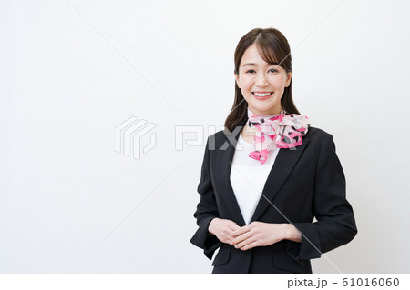 ビジネスウーマン(若い女性、白バック、スーツ、スカーフ ビジネスウーマン(若い女性、白バック、スーツ、スカーフ 61016060
