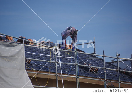 作業中の瓦職人　屋根の瓦拭き 61017494