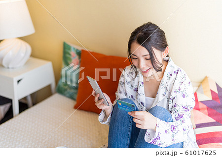 若い女性、ネットショッピング 若い女性、ネットショッピング 61017625