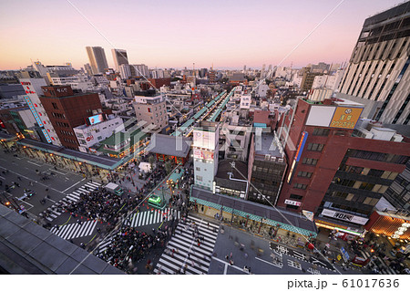 日本の東京都市景観　令和最初のお正月を迎えた浅草寺などを望む＝2020年1月1日撮影 61017636