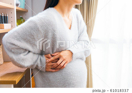 脇腹を押さえる妊婦 61018337