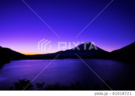 本栖湖から望む夜明け前の富士山/山梨県南巨摩郡 本栖湖から望む夜明け前の富士山/山梨県南巨摩郡 61018721