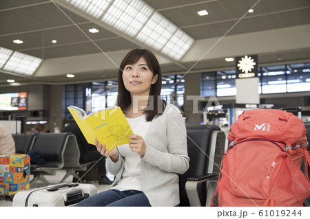 空港　ガイドブック　女性 61019244
